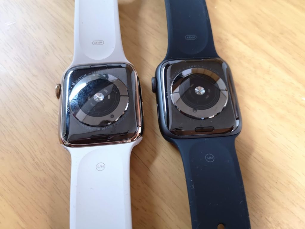 Apple Watch 4のステンレスゴールドとアルミスペースグレイを並べて 
