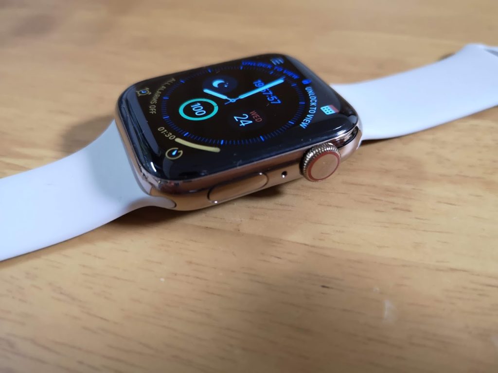 Apple Watch 4のステンレスゴールドとアルミスペースグレイを並べて 