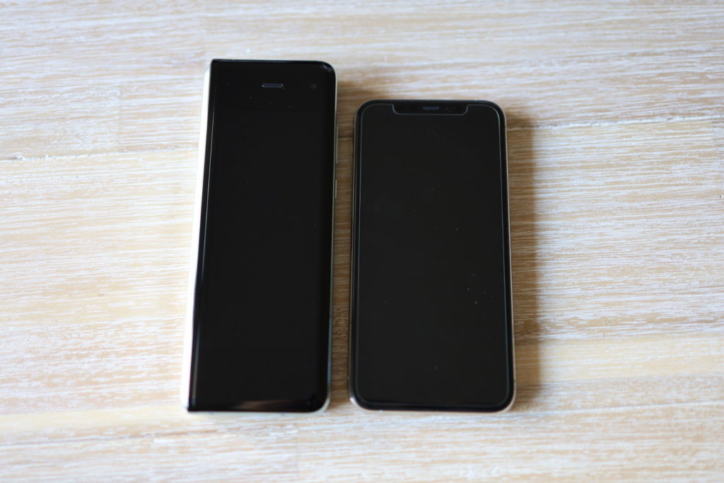 左がGalaxy Fold、右がiPhone 11 Pro。